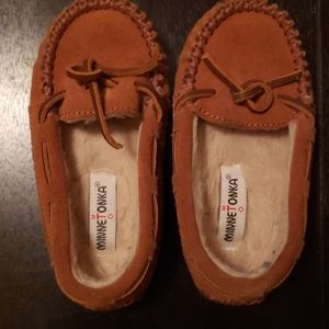 Minnetonka little kids slippers size 8